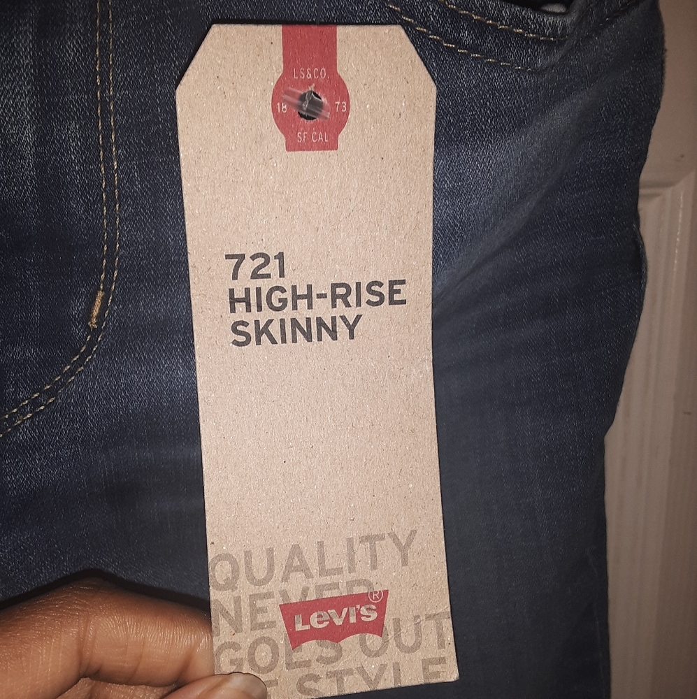 NWT NEVER WORN 721 LEVIS 27 SCULPT Jeans